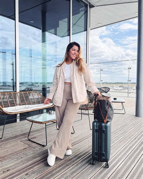 12 Comfy Airport Outfits And Travel Outfits By The Chicest Jetsetters