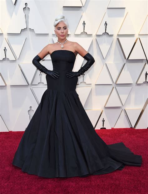 Lady gaga is wearing a necklace featuring a stunning yellow diamond to the 2019 oscars, rumoured to be the 'tiffany' diamond previously worn by audrey hepburn. Oscars 2019 Red Carpet: Lady Gaga, Billy Porter, Regina King Make Heads Turn in Incredible ...