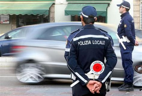 Milano Multe Cancellate In Cambio Di Cene Arrestate Tre Vigilesse