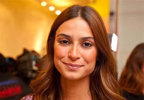 The actress posted a photo with her hand on her stomach, also shared by her partner on her social networks, and added that she is pregnant with a boy. Atriz Thaila Ayala causa polêmica ao criticar franceses