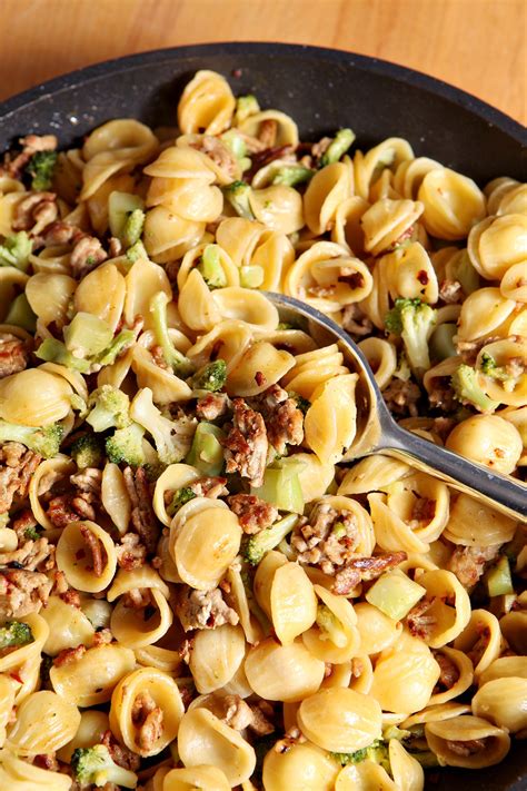 And you should season the meat with things like chopped green pepper, garlic, and salt. Turkey and Broccoli Orecchiette | Recipe | Ground turkey recipes easy, Healthy low carb recipes