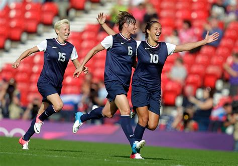 U S Womens Soccer Team Beats France 4 2 In Olympic Opener The New