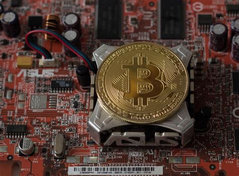 I will cover the top 3 bitcoin miners around + compare profit calculations. Intel Patents Bitcoin Mining Chip Accelerator to Reduce Energy Usage - Creative Commons Bilder