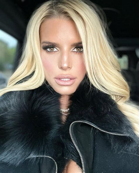 Jessica Simpson Is Aging Backwards In Smoldering Selfie