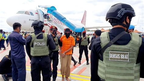 On 31 march 2021, around 16.30 west indonesia time (utc+7), a shooting occurred at the indonesian national police headquarters in kebayoran baru, south jakarta, indonesia. Teroris Zulkarnain Cs Tiba di Bandara Soetta Langsung ...