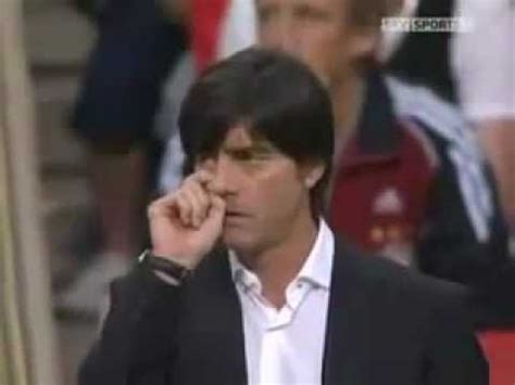 Irgendwie aber eh auch verständlich. Jogi Löw isst seinen Popel ! Peinlichster Trainer? - YouTube