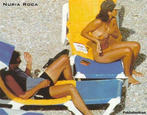 Nuria Roca desnuda en topless en la playa enseñando las tetas Guapa