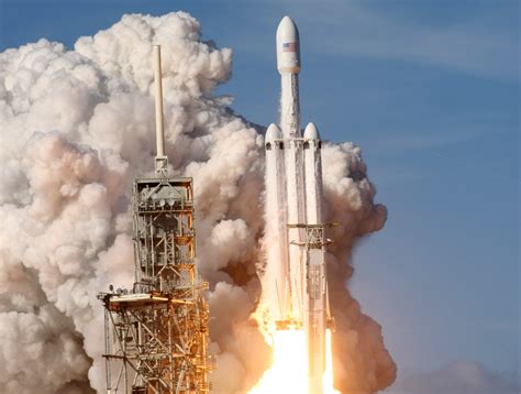Spacexs Falcon Heavy Rocket Soars In Debut Test Launch From Florida