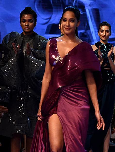 Foto Seksinya 6 Aktris Bollywood Di Lakme Fashion Week 2019 Showbiz