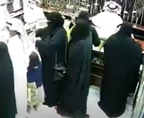 أخبار 24 كاميرا مراقبة توثق لحظة سرقة حقيبة امرأة داخل محل ذهب