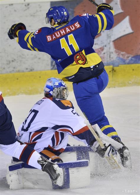 Reprezentanti na mobilech sledovali, jak švédové po úvodních dvou senzačních porážkách s dány a bělorusy drtí švýcary. Slovensko - Švédsko hokej Euro Hockey Challenge
