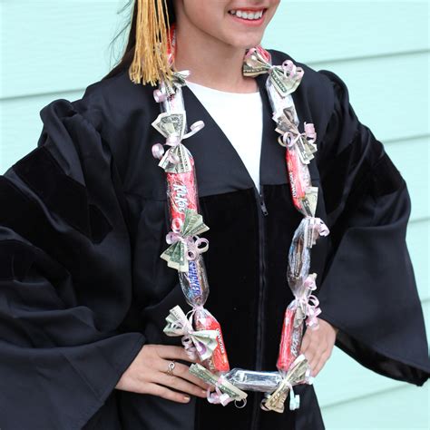 Candy Bar and Money Graduation Lei Tutorial - thecraftpatchblog.com