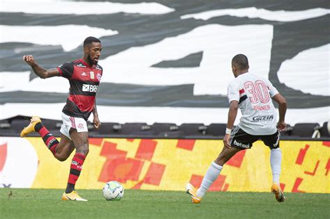 Flamengo e são paulo se enfrentam neste domingo, às 16h, no maracanã, pela 19ª rodada do brasileirão. Flamengo perde para o São Paulo em grande jogo no Maracanã ...