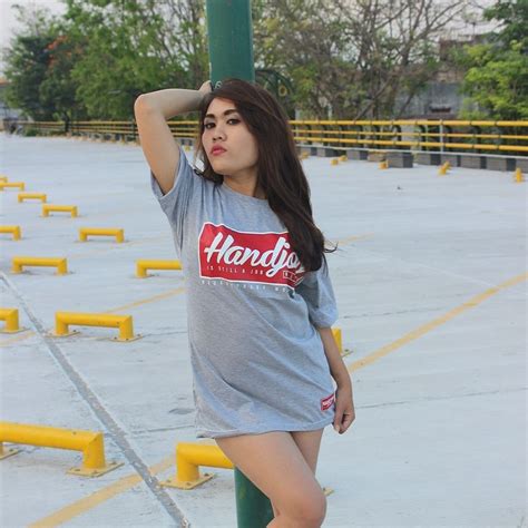 Cara memutihkan wajah secara aman dan alami dalam 1 minggu. 36 Foto Seksi Wanita Model Kaos Distro Termaksimal - Kumpulan Foto Model Distro