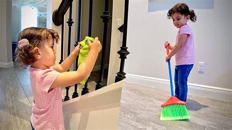 Laurinha Finge Limpar A Casa Com Brinquedos De Limpeza Família