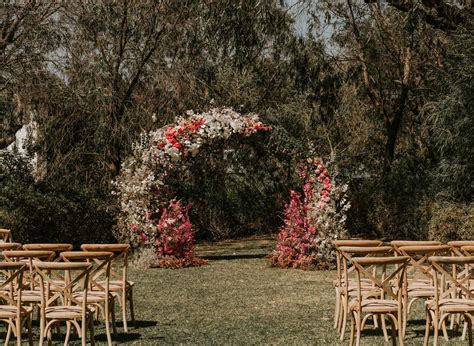 This elegantly shaped arbor does a great job of defining an entrance to a space or drawing the eye to a favorite garden feature. CIRCULAR ARBOUR - Hire In Style