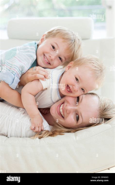 Madre Abrazando A Sus Hijos Fotografías E Imágenes De Alta Resolución