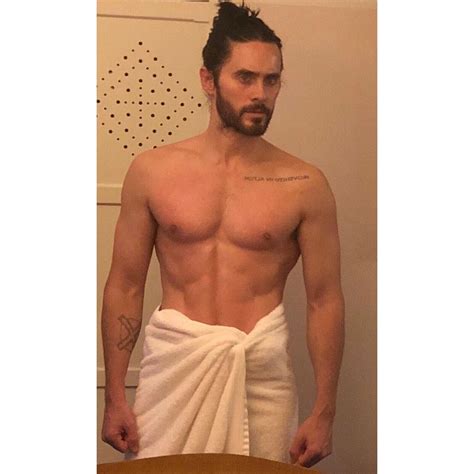 Shirtless Jared Leto Dons A Towel Shows Off Abs In Mirror Pic Com Imagens Shannon Leto