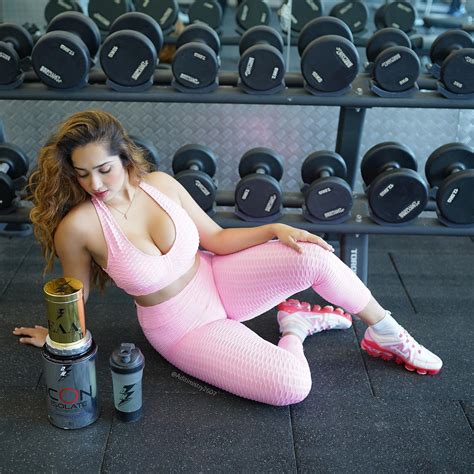 Indian Top Fitness Model Influencer Aditi Mistry New Viral Photos