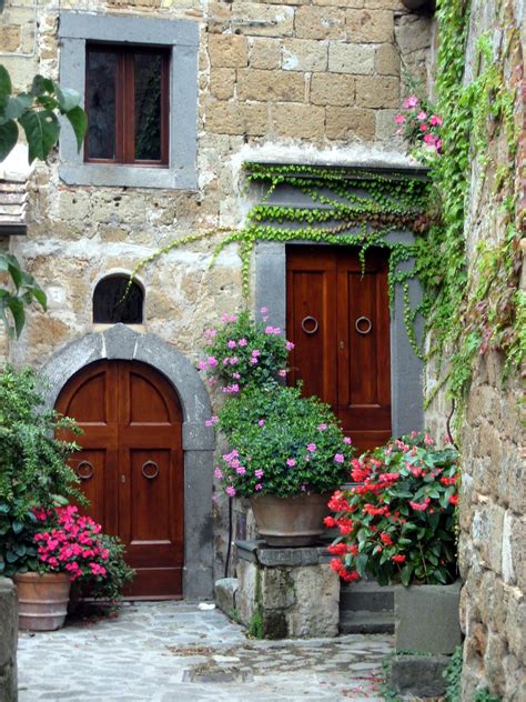 Courtyard In Italy Victorian Era Homes Beautiful Doors Tuscan