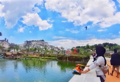Sumber mata air sendang banyu biru memiliki ukuran kolam yang tidak cukup besar, tetapi memiliki kejernihan air yang tidak ada tandingannya. Kolam Renang Bukit Awan Randuagung Gresik / Resmi Dibuka Wisata Setigi Gresik Berkonsep Alam Dan ...