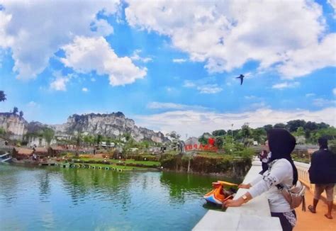 Sumber mata air sendang banyu biru memiliki ukuran kolam yang tidak cukup besar, tetapi memiliki kejernihan air yang tidak ada tandingannya. Kolam Renang Bukit Awan Randuagung Gresik / Resmi Dibuka Wisata Setigi Gresik Berkonsep Alam Dan ...