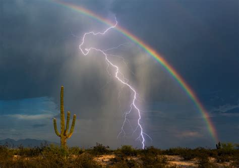 Un Arcoíris Y Una Tormenta Eléctrica Desde Arizona