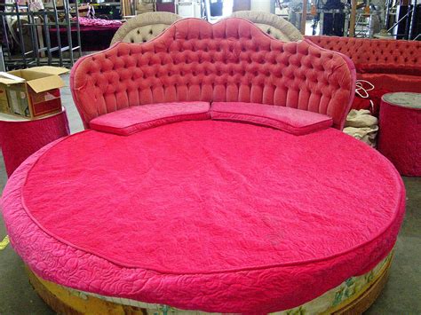 We have collected 40 round bed ideas which transform the bedroom into an exciting place. 7' Foot Round Bed with Pink Tufted Bed Board