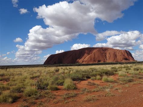 オーストラリア死ぬまでに見たい世界一有名な一枚岩アボリジニの聖地ウルル