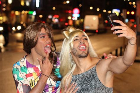 Acople Dos Travestis Que Tomam Um Selfie Fora Foto De Stock Imagem De Menina Limpeza