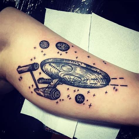 De bônus, uma singela homenagem aos 30 anos de a nova geração e uma visita a discovery. Star Trek Tattoo Ideas : See, that's a good Star Trek tattoo. | Tattooie ... : #startrek tattoo ...