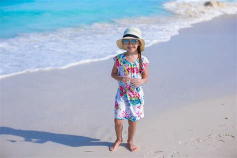 Aanbiddelijk Meisje Bij Wit Strand Tijdens De Zomer Stock Foto Image Of Vrolijk Blij 43584952