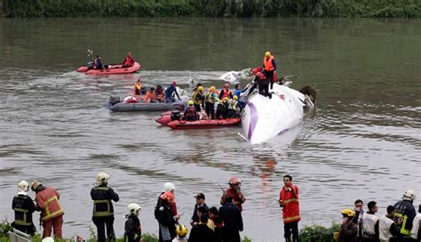 At Least 9 Killed When Transasia Plane Crashes Into Taiwan River Foto