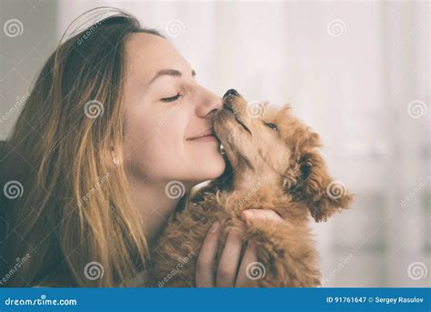 Ragazza Che Bacia Il Suo Buon Cane Dell Amico Immagine Stock Immagine