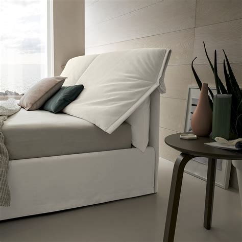 Arreda il tuo salotto con i cuscini decorativi da divano o sedia per un tocco di stile e colore. Idee - Letto comodo per leggere a letto - ARREDACLICK