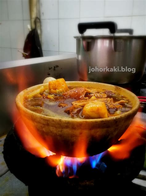 Originating in klang, just outside kuala lumpur in malaysia, bak kut teh means 'pork bone tea'. Four Eyes Bak Kut Teh in Klang 四眼仔肉骨茶. One of my ...