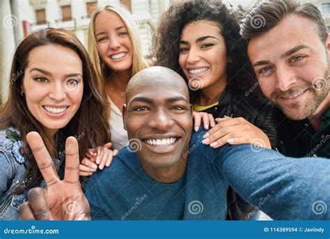 Gemischtrassige Gruppe Junge Leute Die Selfie Nehmen Stockfoto Bild Von Lachen Mann 114389594