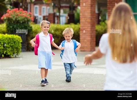 Picking Up Kids School Hi Res Stock Photography And Images Alamy