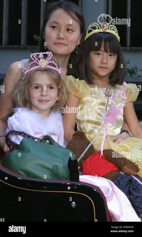 Woody Allens Wife Soon Yi Previn Center And Her Daughters Manzie