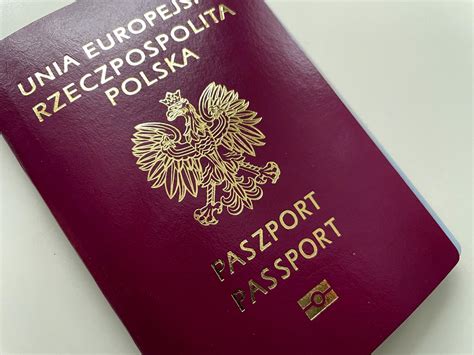 Od 4 rano stoją w kolejce by złożyć wniosek paszportowy Nowiny