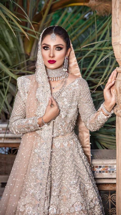 Ayeza Khan looks stunning in Latest Bridal Shoot | Reviewit.pk