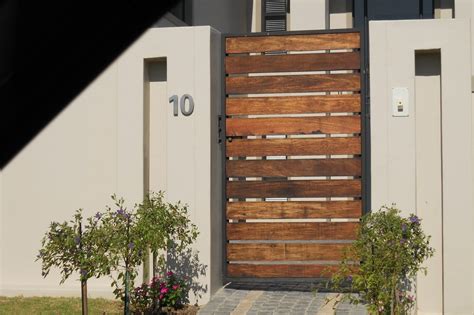 Jangan lupa untuk memberikan sentuhan warna putih untuk menonjolkan kesan. 6 Desain Pagar Kayu Minimalis dan Cara Membuat — Courtina ...