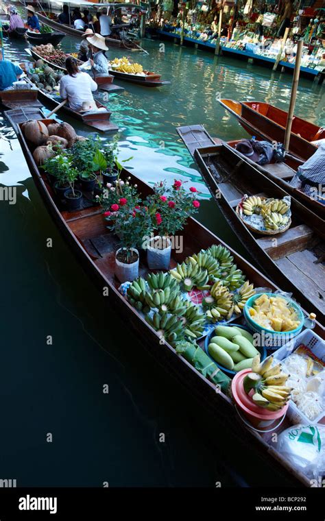 The Floating Market At Damnoen Saduak Nr Bangkok Thailand Stock Photo