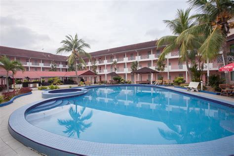 Ada banyak pilihan kamar yang tersedia di hotel ini, di mana beberapa di antaranya menghadirkan balkon di kamar agar tamu bisa menikmati pemandangan gunung. Kolam Mandi Dalam Bilik Hotel | Desainrumahid.com