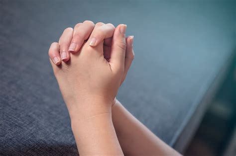 Orando Manos De Mujer Orar Por La Mañana Mujer Orando Con Las Manos