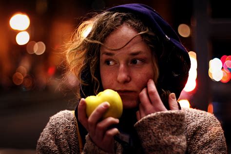 File:Woman eating an apple.jpg - Wikimedia Commons