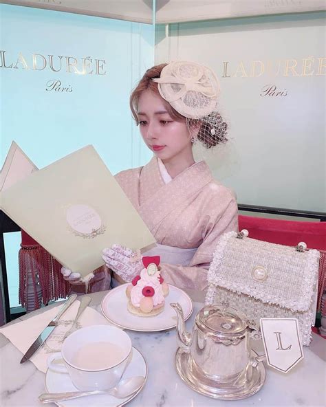 エリンコさんのインスタグラム写真 エリンコinstagram 「🍰 着物着て銀座のラデュレでお茶してきたよ🥰 とっても優雅なひと時でした 💓 可愛いケーキありすぎて迷っ
