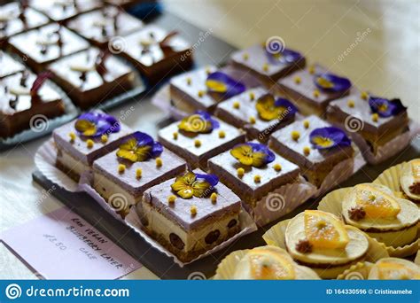 Der kuchen ist fertig, wenn er oben einige risse aufweist und ein zahnstocher aus der mitte des kuchens sauber herauskommt (es ist okay, wenn ein paar krümel dran kleben). Vegankuchen Auf Dem Markt Verkauft Stockfoto - Bild von ...