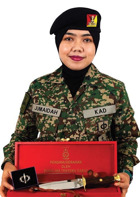 Wanita Td Pertama Terima Anugerah Khas Pisau Ptd Berita Tentera Darat