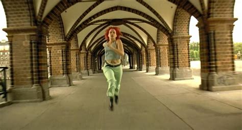 Como último recurso, llama a su novia, lola (de veinte años, cabellos rojos, frágil pero decidida), y le explica la situación. Corre, Lola, Corre - Cinema Jove